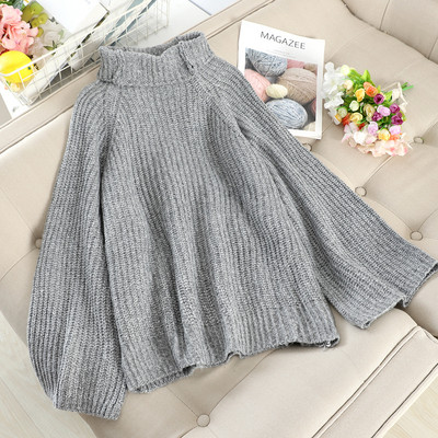 Γυναικείο πουλόβερ με μεγάλο κολάρο και φαρδύ μανίκι σε γκρι και μπεζ χρώμα