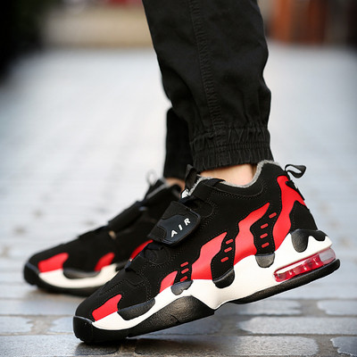 Férfi tornacipő ÚJ modell fűzővel és matricával öt színben