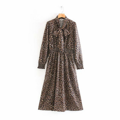 Hosszú ruha nyakkivágással és állatmintával