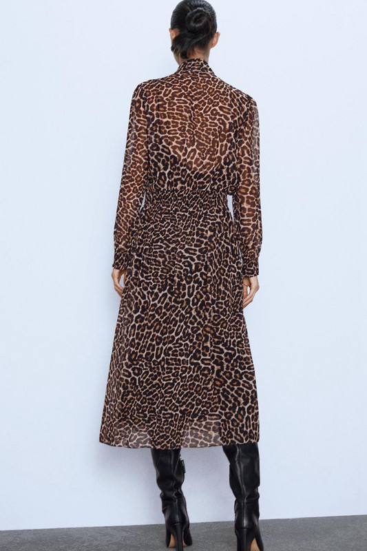 Hosszú ruha nyakkivágással és állatmintával