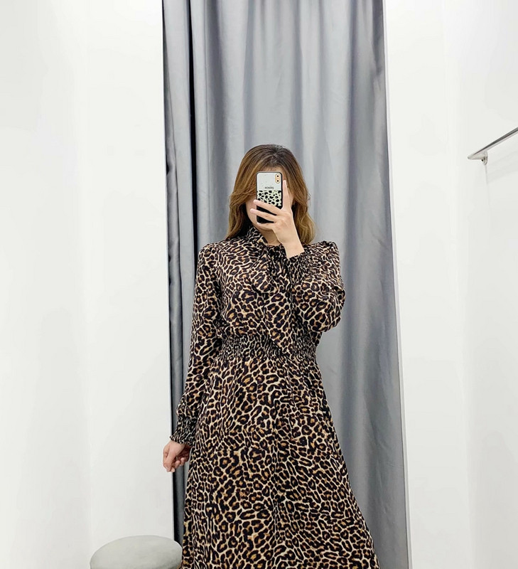 Hosszú ruha nyakkivágással és állatmintával