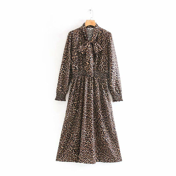 Hosszú ruha nyakkivágással és állatmintával