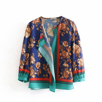 Σύντομη ασύμμετρη μπλούζα με 7/8 μανίκια και χρωματιστό μοτίβο 