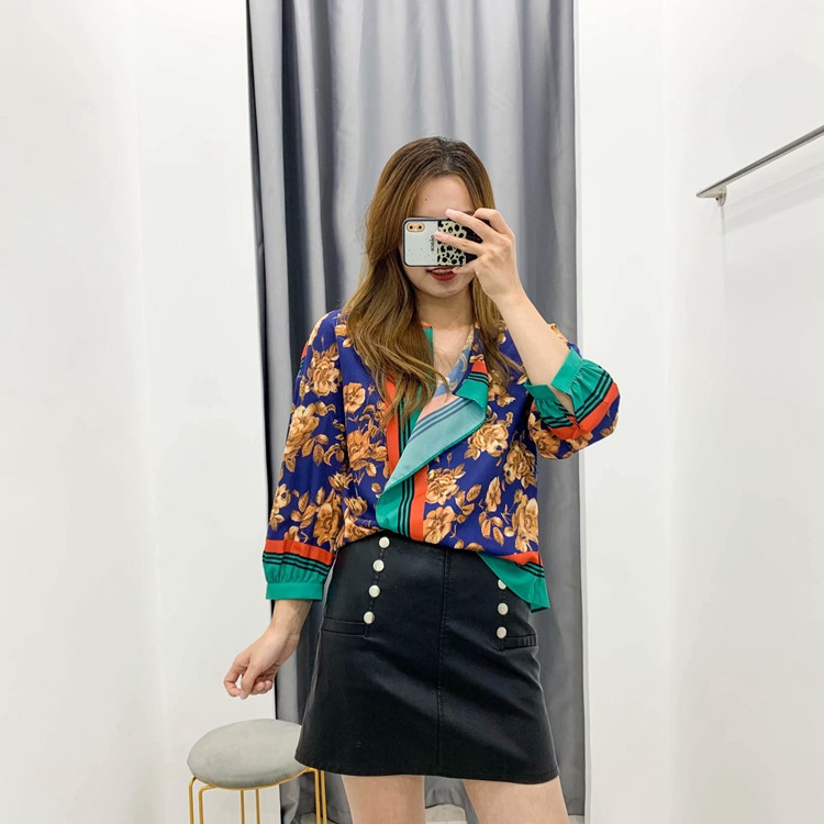 Σύντομη ασύμμετρη μπλούζα με 7/8 μανίκια και χρωματιστό μοτίβο 