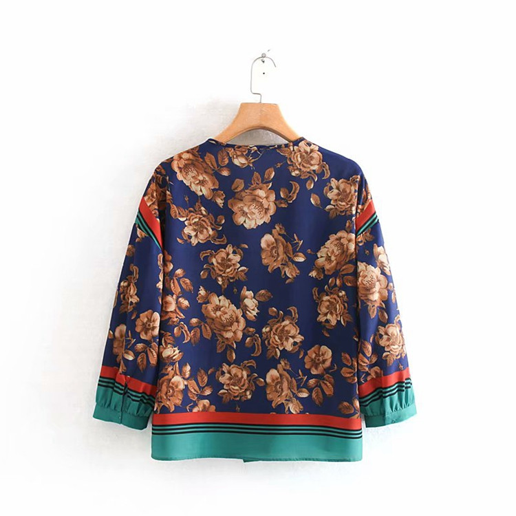 Σύντομη ασύμμετρη μπλούζα με 7/8 μανίκια και χρωματιστό μοτίβο 