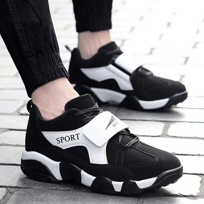 Αθλητικά ανδρικά παπούτσιαμε κορδόνια και λψράκια βελκρό σε λευκό, μαύρο και κόκκινο χρώμα