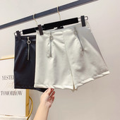 Γυναικεία έκο δερμάτινα σορτς με φερμουάρ σε λευκό και μαύρο χρώμα