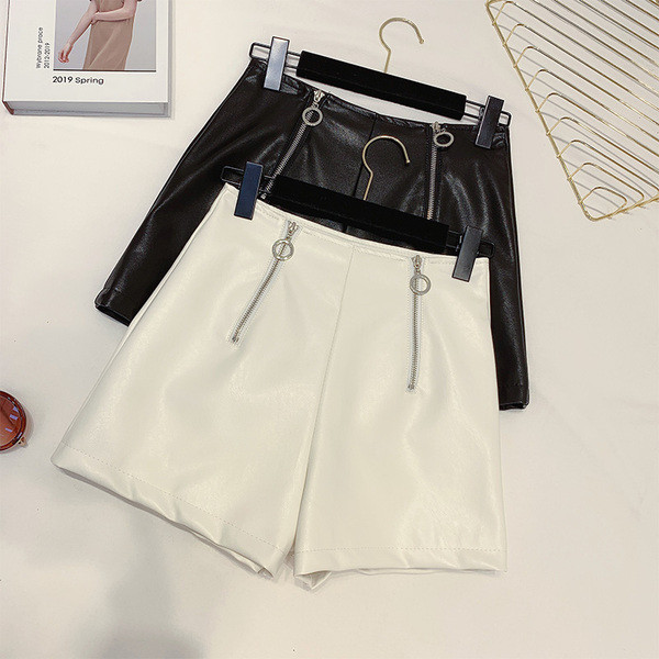 Γυναικεία έκο δερμάτινα σορτς με φερμουάρ σε λευκό και μαύρο χρώμα