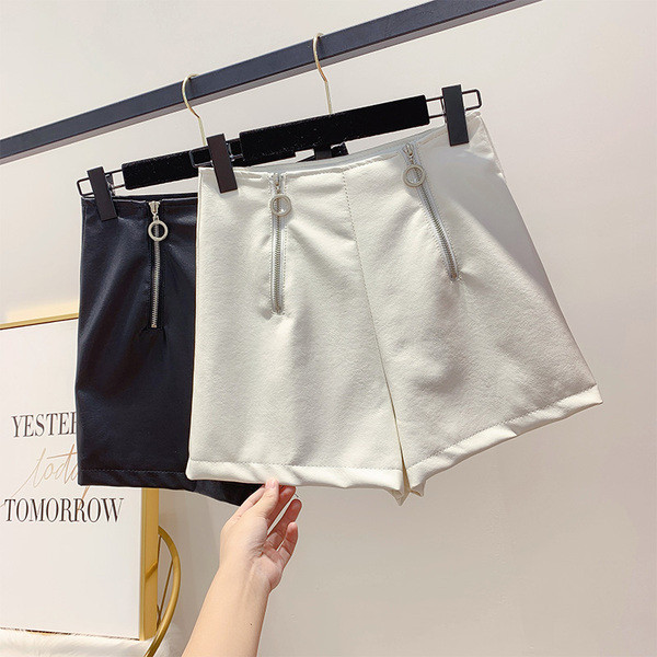 Γυναικεία έκο δερμάτινα σορτς με φερμουάρ σε λευκό και μαύρο χρώμα