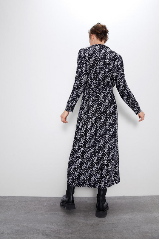 Rochie lungă, dreaptă, cu despicătură și decolteu spitz