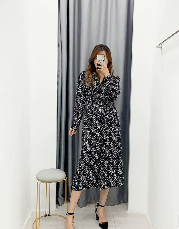 Rochie lungă, dreaptă, cu despicătură și decolteu spitz