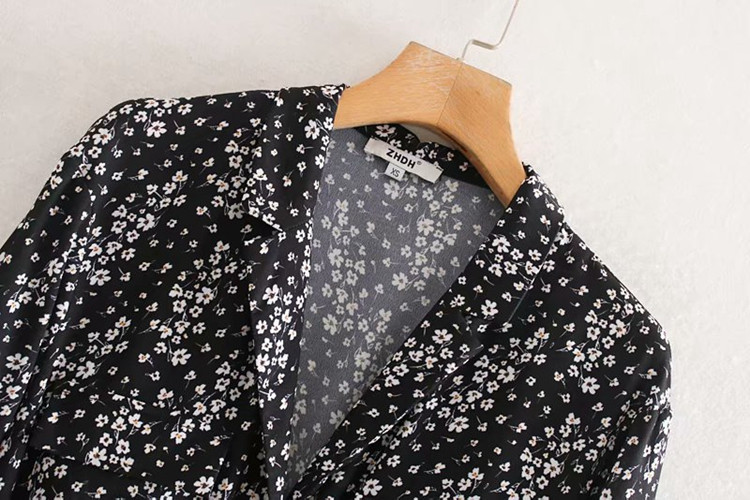 Rochie lungă, dreaptă, cu despicătură și decolteu spitz