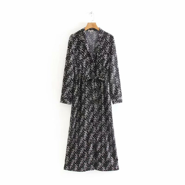 Rochie lungă, dreaptă, cu despicătură și decolteu spitz