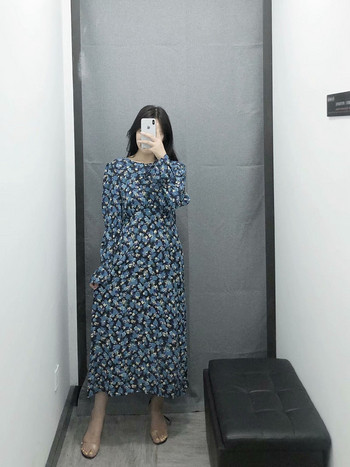 Hosszú és egyenes ruha ovális nyakkivágással és virágmintával