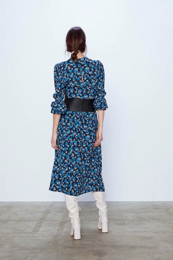 Hosszú és egyenes ruha ovális nyakkivágással és virágmintával