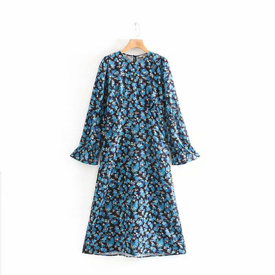 Hosszú és egyenes ruha ovális nyakkivágással és virágmintával