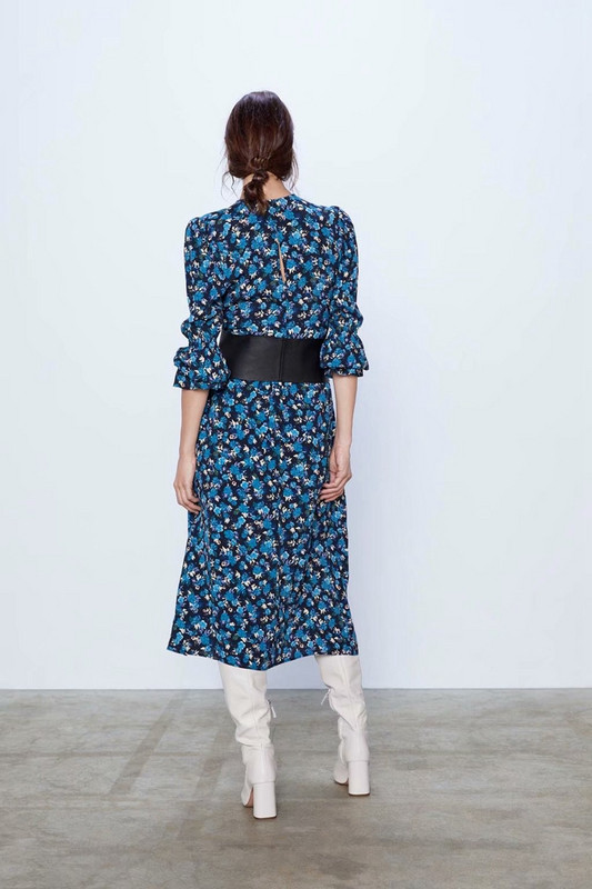 Hosszú és egyenes ruha ovális nyakkivágással és virágmintával