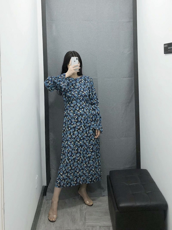 Hosszú és egyenes ruha ovális nyakkivágással és virágmintával