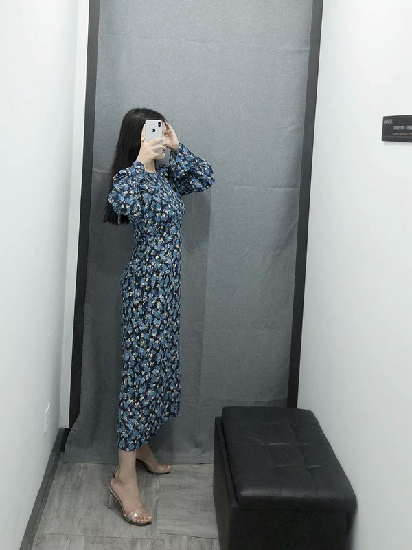 Hosszú és egyenes ruha ovális nyakkivágással és virágmintával