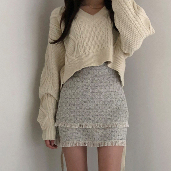 Γυναικείο μοντέρνο πουλόβερ με ντεκολτέ σε σύντομο μοτίβο σε τρία χρώματα