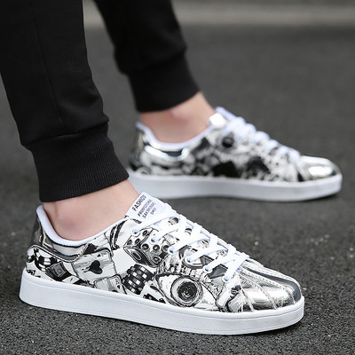 Αθλητικά ανδρικά παπούτσια  και γυαλιστερό αποτέλεσμα σε τρία χρώματα