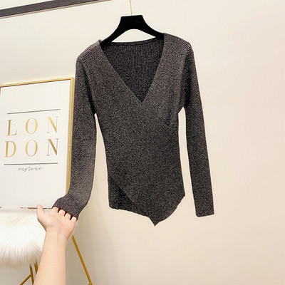 Κομψή γυναικεία μπλούζα με V-λαιμόκοψη σε ένα κομψό αποτέλεσμα