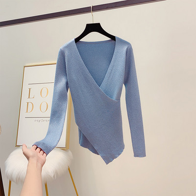 Κομψή γυναικεία μπλούζα με V-λαιμόκοψη σε ένα κομψό αποτέλεσμα