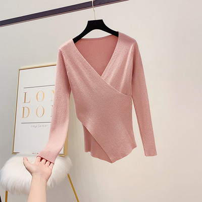 Κομψή γυναικεία μπλούζα με V-λαιμόκοψη σε ένα κομψό αποτέλεσμα