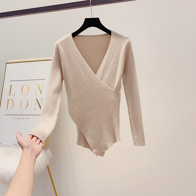 Κομψή γυναικεία μπλούζα με V-λαιμόκοψη σε ένα κομψό αποτέλεσμα