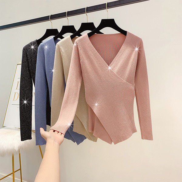 Κομψή γυναικεία μπλούζα με V-λαιμόκοψη σε ένα κομψό αποτέλεσμα