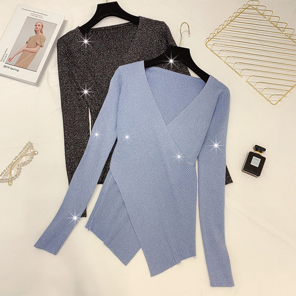 Κομψή γυναικεία μπλούζα με V-λαιμόκοψη σε ένα κομψό αποτέλεσμα