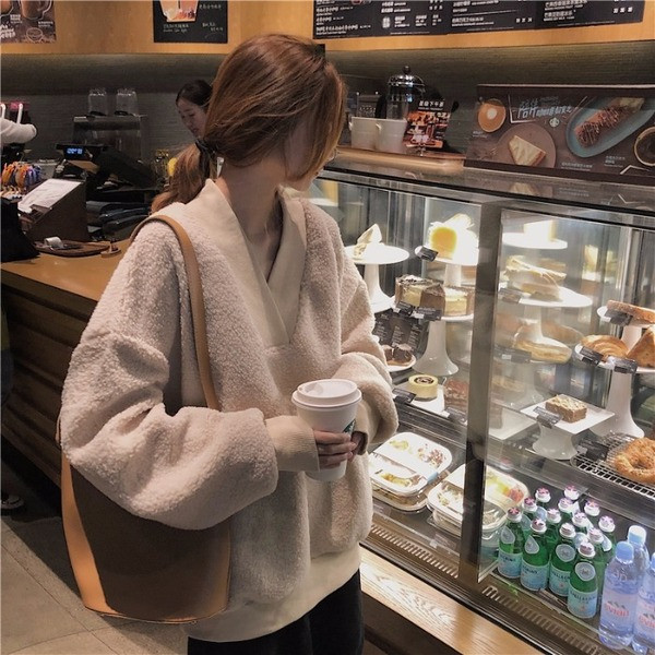 Női téli pulóver spitz nyakkivágással, rózsaszín és bézs színben