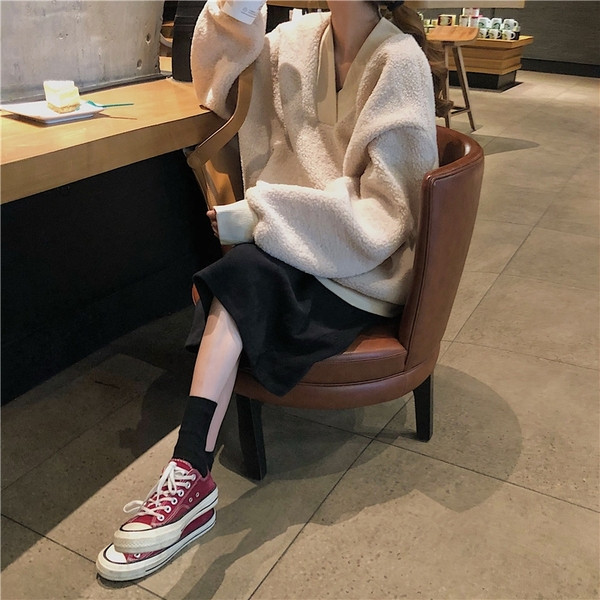 Női téli pulóver spitz nyakkivágással, rózsaszín és bézs színben