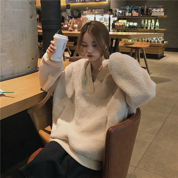 Női téli pulóver spitz nyakkivágással, rózsaszín és bézs színben