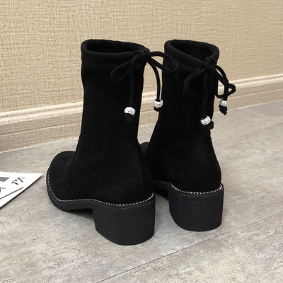 Μοντέρνες γυναικείες μπότες με κορδόνια και επίπεδη σόλα με μαύρο χρώμα