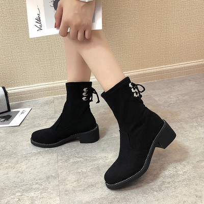 Μοντέρνες γυναικείες μπότες με κορδόνια και επίπεδη σόλα με μαύρο χρώμα