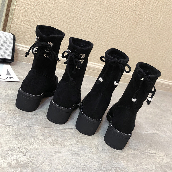 Μοντέρνες γυναικείες μπότες με κορδόνια και επίπεδη σόλα με μαύρο χρώμα
