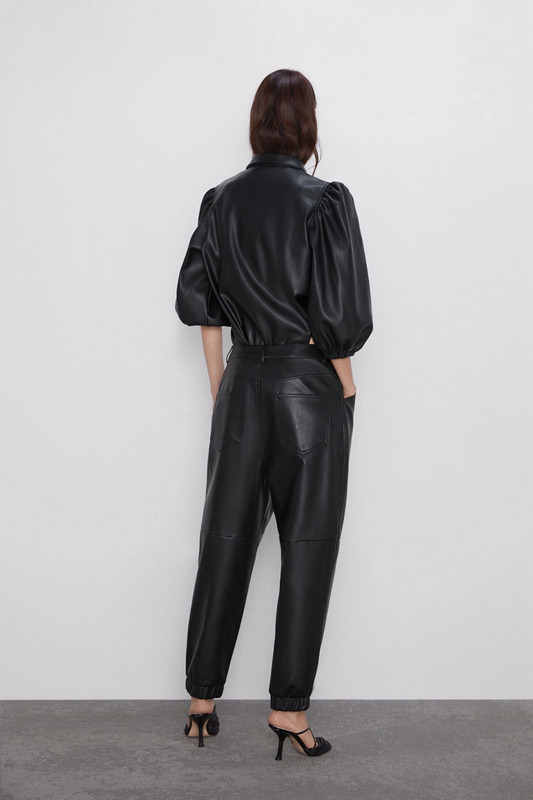 Дълъг и широк панталон от еко кожа в черен цвят