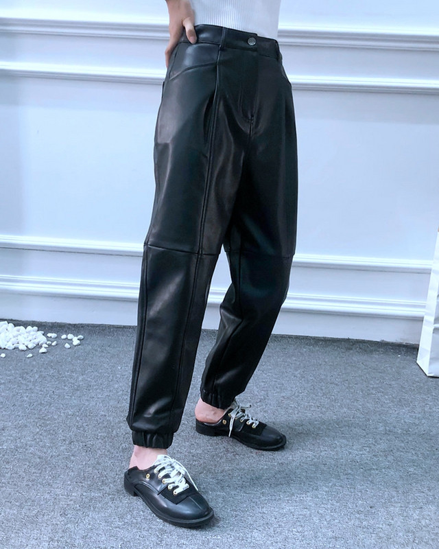 Дълъг и широк панталон от еко кожа в черен цвят