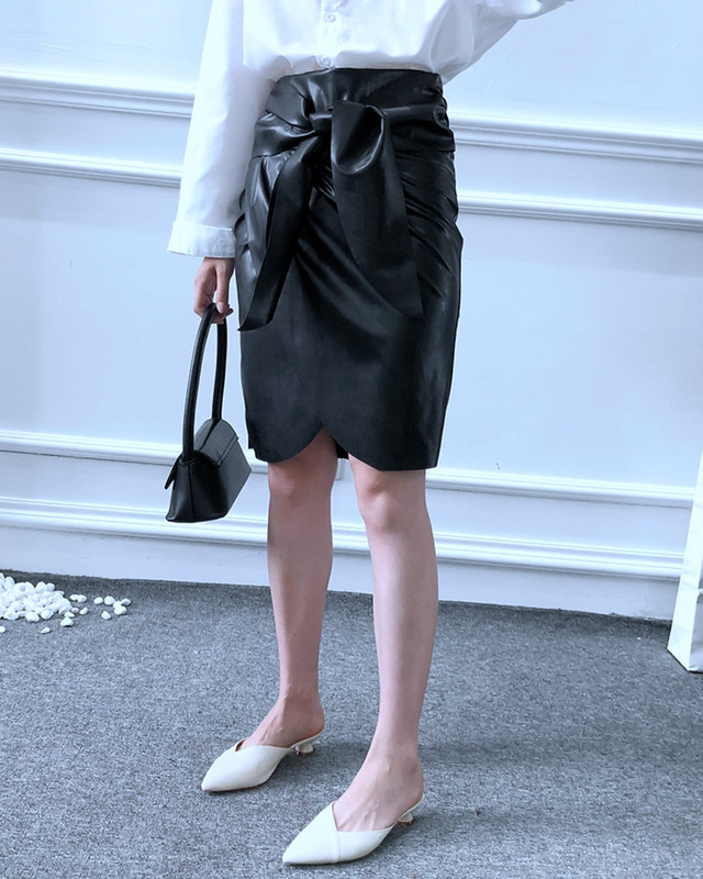 Hosszú aszimmetrikus szoknya műbőr nyakkendővel, fekete színben