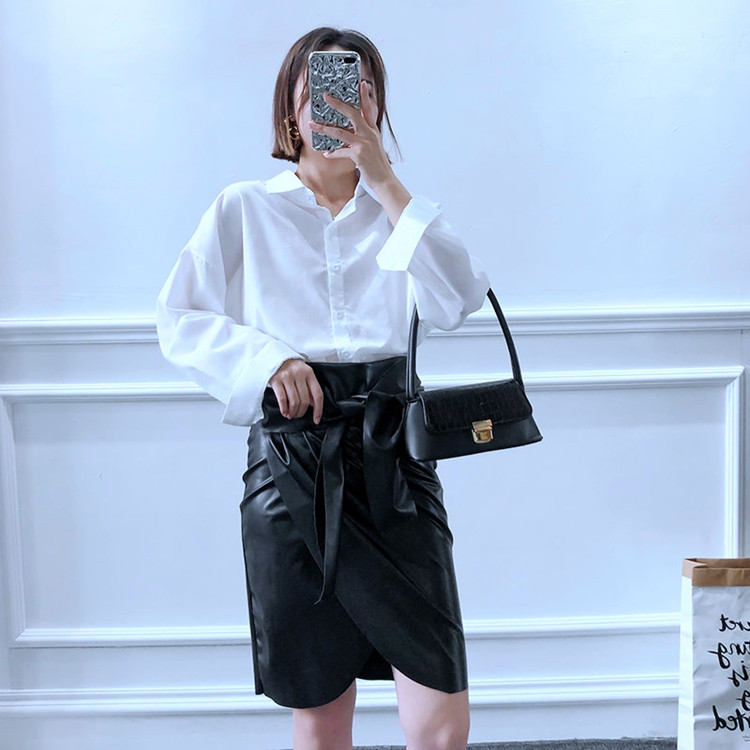 Hosszú aszimmetrikus szoknya műbőr nyakkendővel, fekete színben