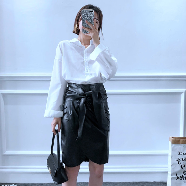 Hosszú aszimmetrikus szoknya műbőr nyakkendővel, fekete színben