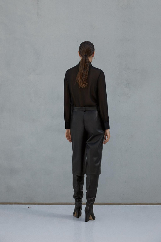 Прав панталон от еко кожа в черен цвят с 7/8 дължина