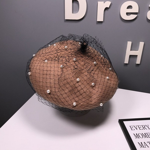 Beretă de damă elegantă cu perle și plasă