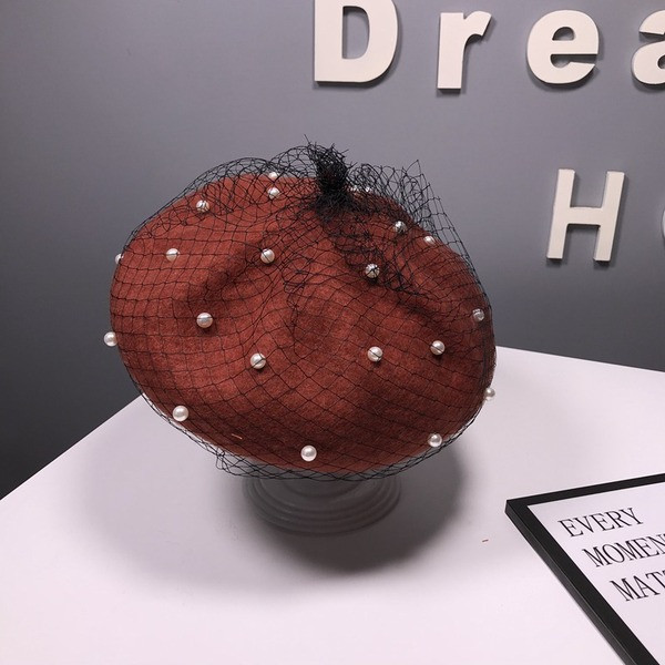 Beretă de damă elegantă cu perle și plasă