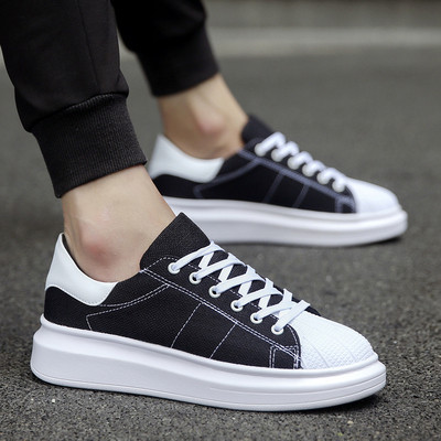 Ανδρικά πάνινααθλητικά παπούτσια με λουράκια σε λευκό, κόκκινο, μαύρο και μπλε χρώμα