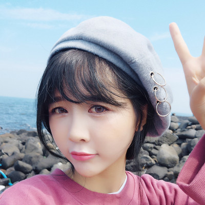 Modern női sapka fém elemekkel