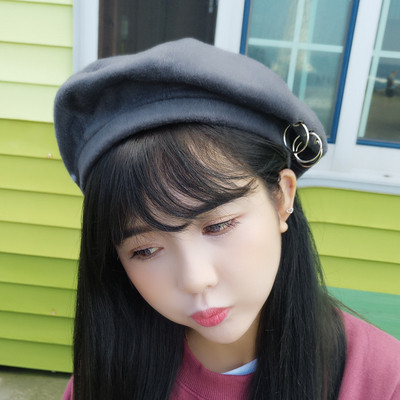 Modern női sapka fém elemekkel