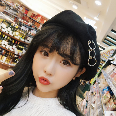 Modern női sapka fém elemekkel