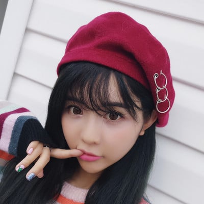 Modern női sapka fém elemekkel